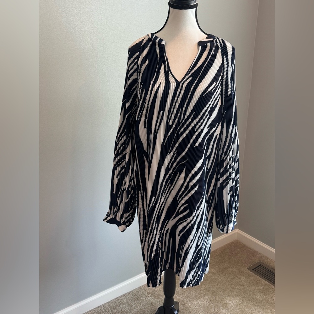 Banana Republic Navy and White Pleated Dress, size Large NWT